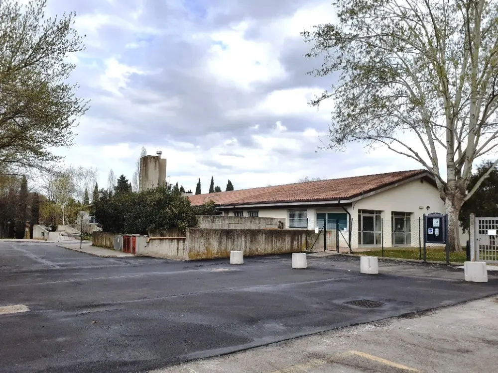 Asfaltato il piazzale fra la scuola Sassatelli e la palestra