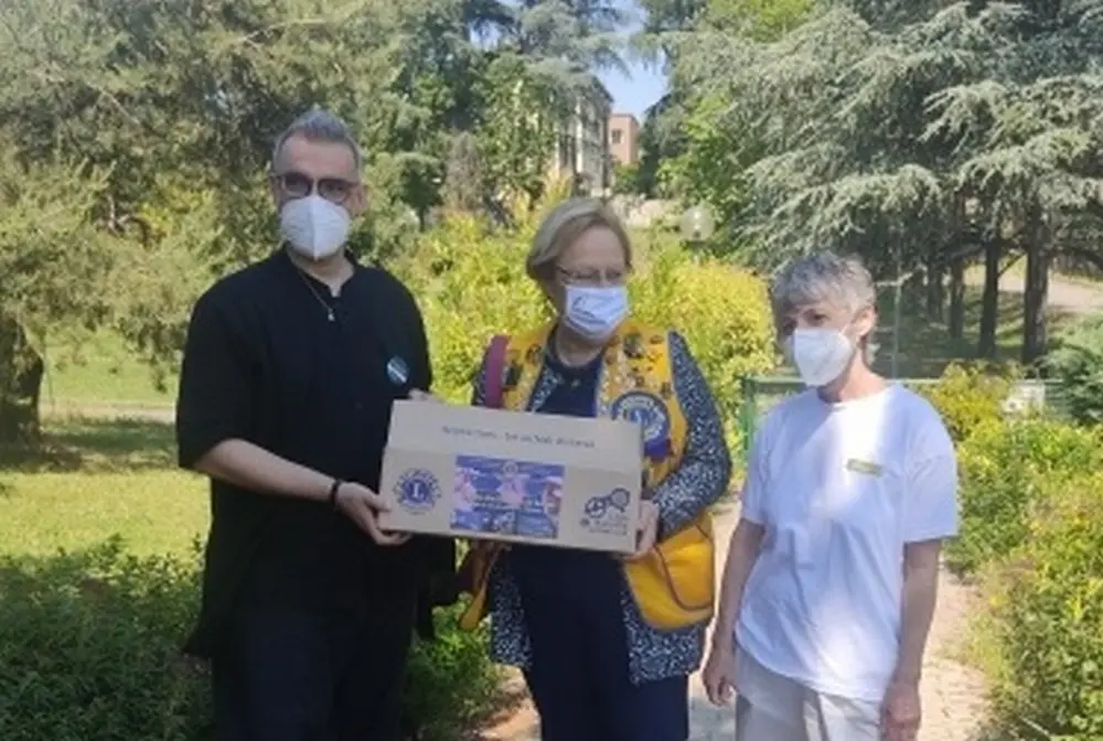 Il Lions Club ha donato occhiali ai nonni della Coccinella