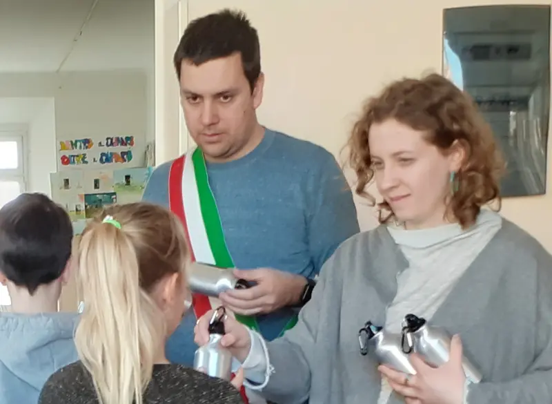 Progetto Plastic Free: iniziata la consegna delle borracce nelle scuole