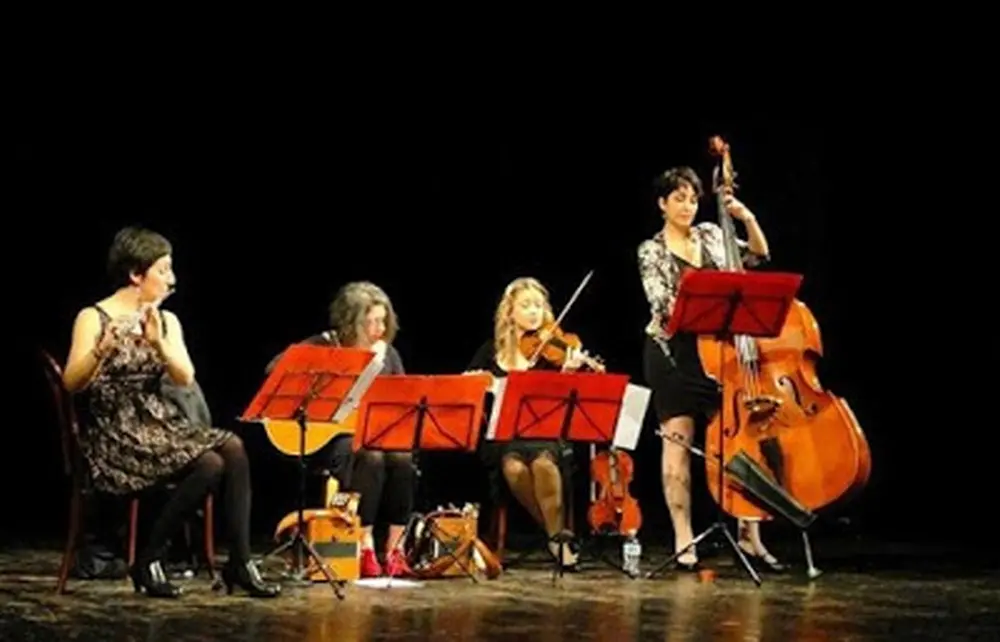In mezzo scorre il fiume: giovedì 5 al Giaz Cafè viaggio fra le erbe e quartetto Femmefolk