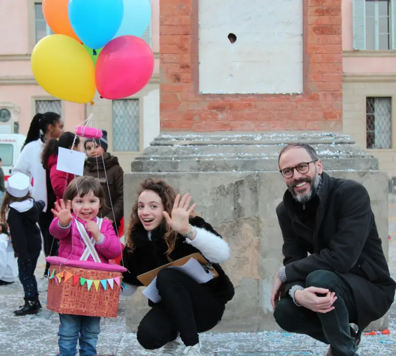 Premi a maschere e disegni al Carnevale nel pianeta dal salvare