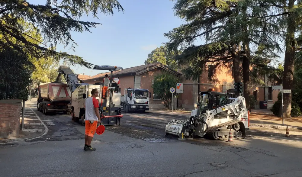 Asfaltato e rimesso in sicurezza il tratto di strada al semaforo di via Scania