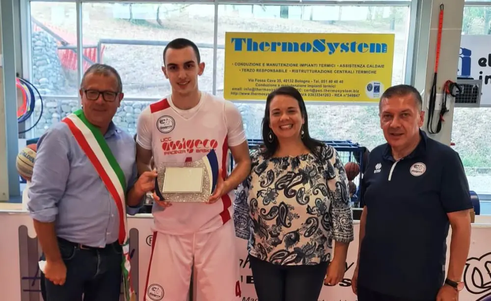 Il sindaco Tinti consegna una targa per meriti sportivi al giovane cestista Lorenzo Deri