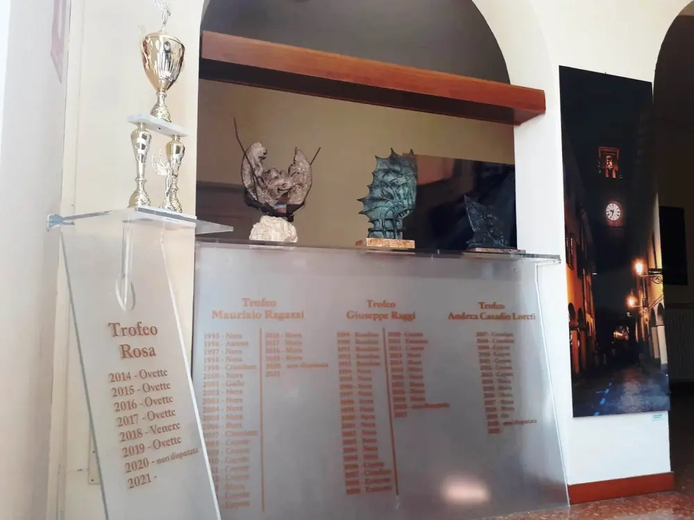 Carrera: nuova esposizione dei trofei in Municipio