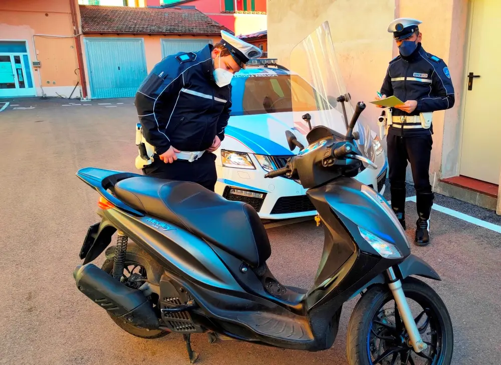 La Polizia Locale di Castel San Pietro Terme ferma una moto rubata con a bordo tre minorenni