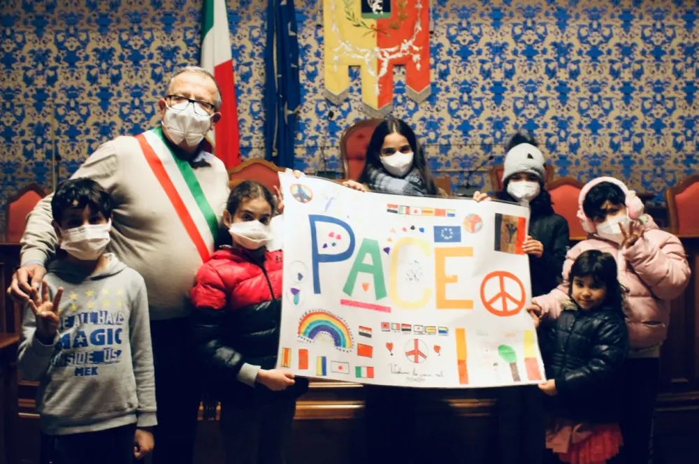 No alla guerra in Ucraina: Mercoledì 2 Abbraccio per la Pace. Sul Municipio la bandiera dei bambini
