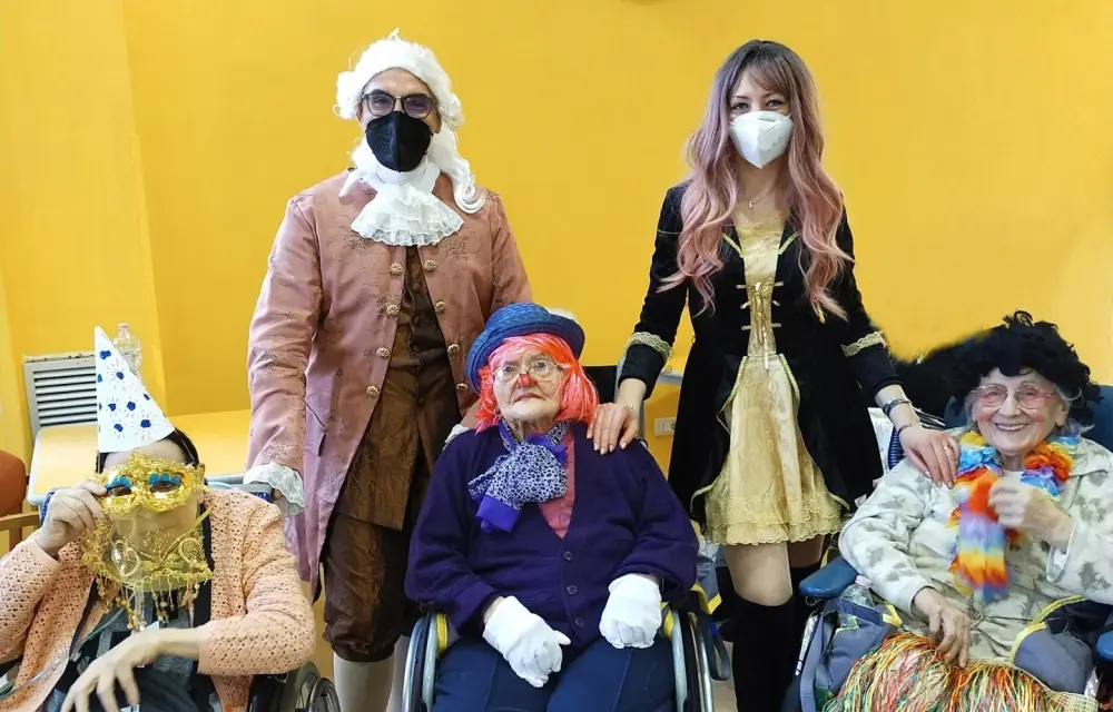 Balli, sfrappole e tanti sorrisi alla festa di Carnevale per i nonni della Coccinella