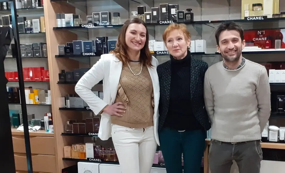 Lavori in corso - #FacciamoShoppingInCentro: in vetrina “Tiziana Profumeria e Pelletteria”