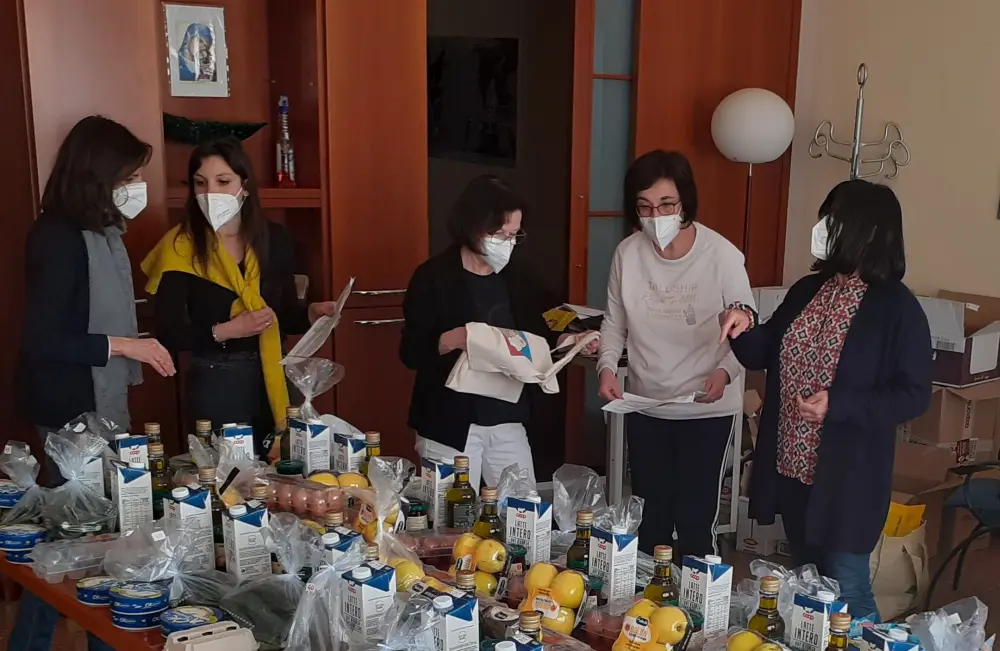 Dipendenti comunali donano sportine solidali alle famiglie ucraine