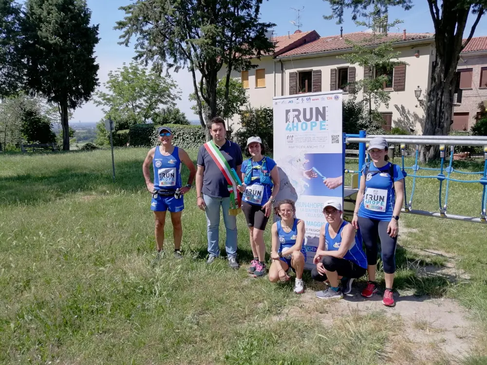 Il saluto del vicesindaco Andrea Bondi al passaggio della staffetta Run4Hope a Varignana