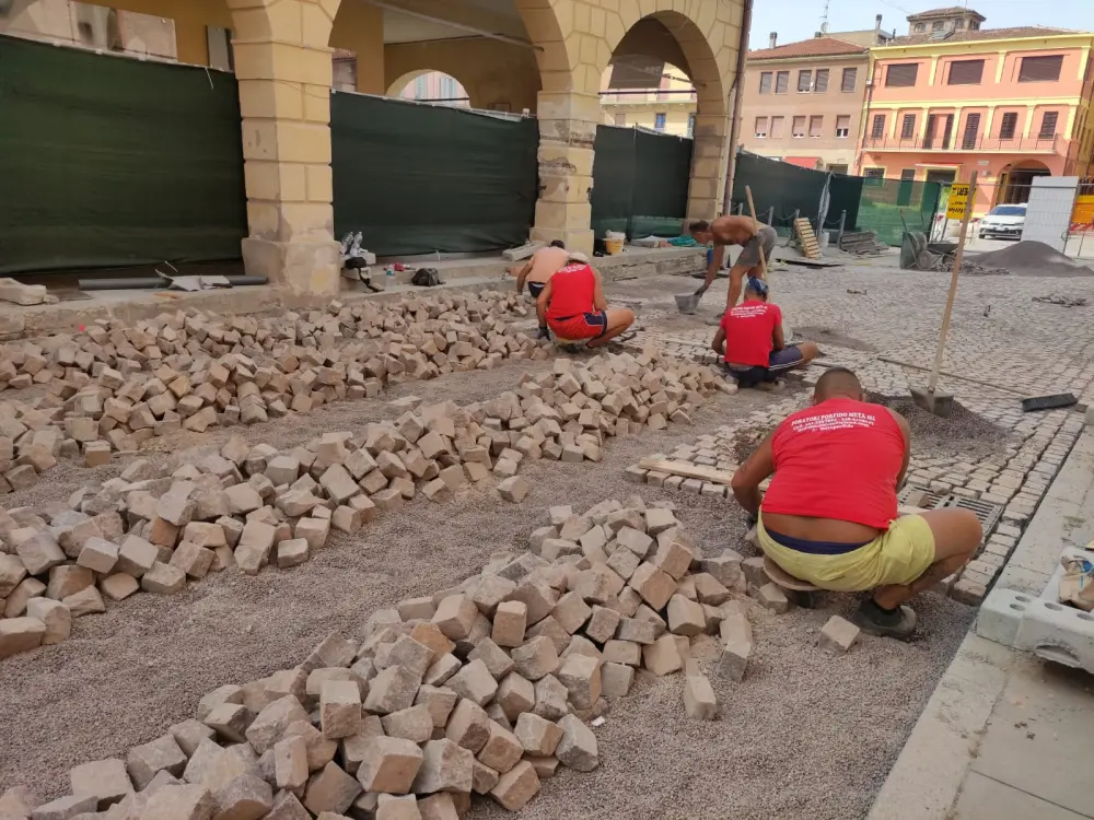 Cantiere in via Matteotti: in corso la posa della pavimentazione a cubetti di porfido