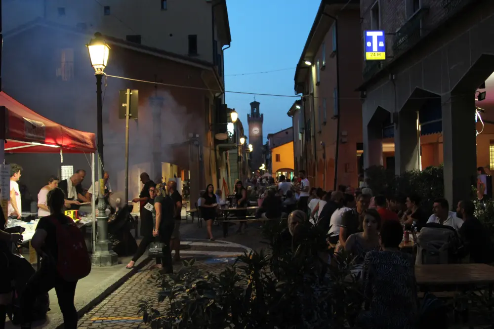 Tanti castellani hanno brindato insieme ai commercianti alla fine dei lavori in via Matteotti