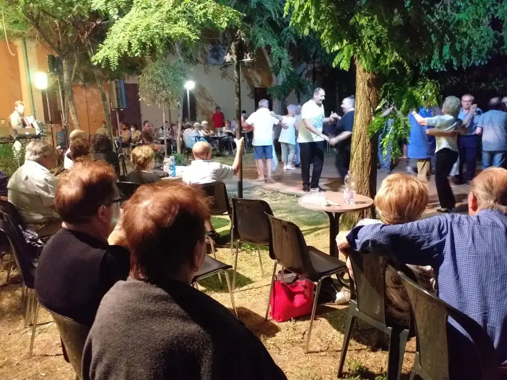 Successo della Balera sotto le stelle: tutti i lunedì oltre un centinaio di partecipanti