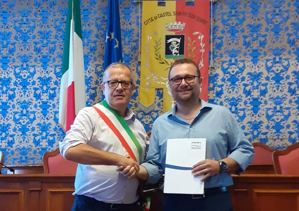 Il sindaco Fausto Tinti firma il protocollo per il controllo delle nutrie