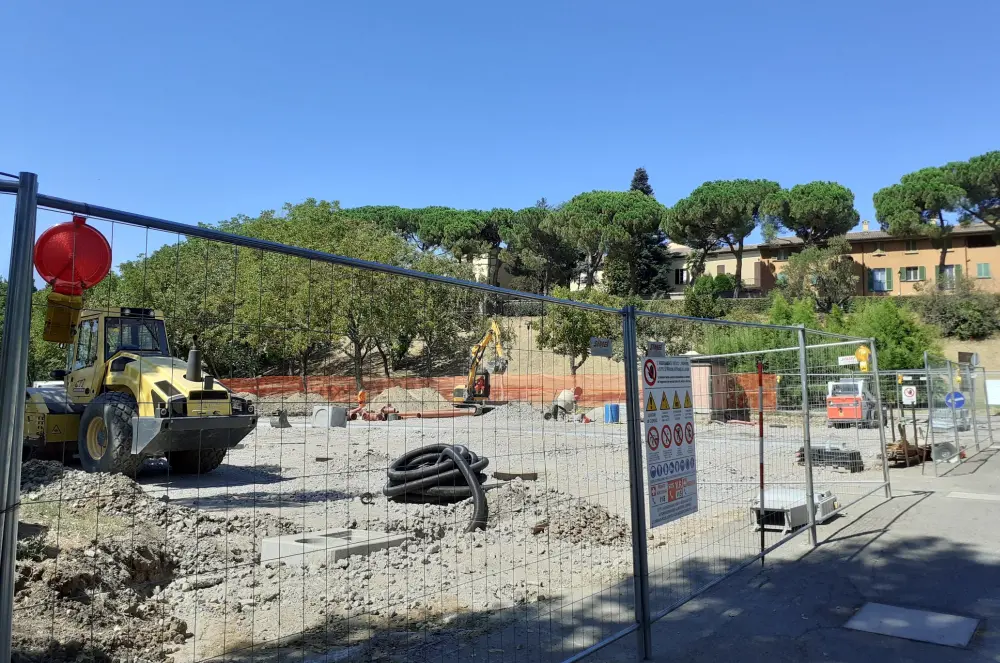 Procedono a spron battuto i lavori nel parcheggio di viale Oriani