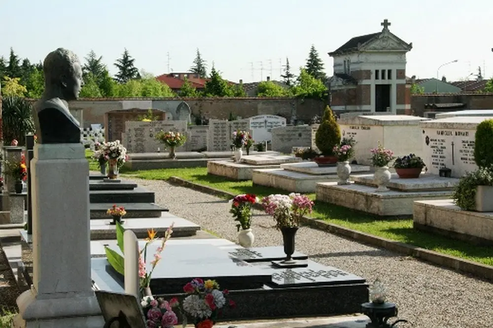Commemorazione dei Defunti: aperture cimiteri. Trasporti Tradisan su