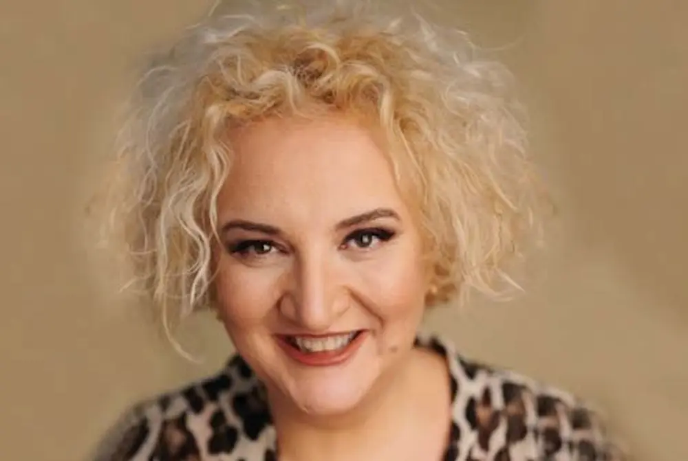 Risate al Cassero sabato 10 con Maria Pia Timo in “Bionda Zabaione”