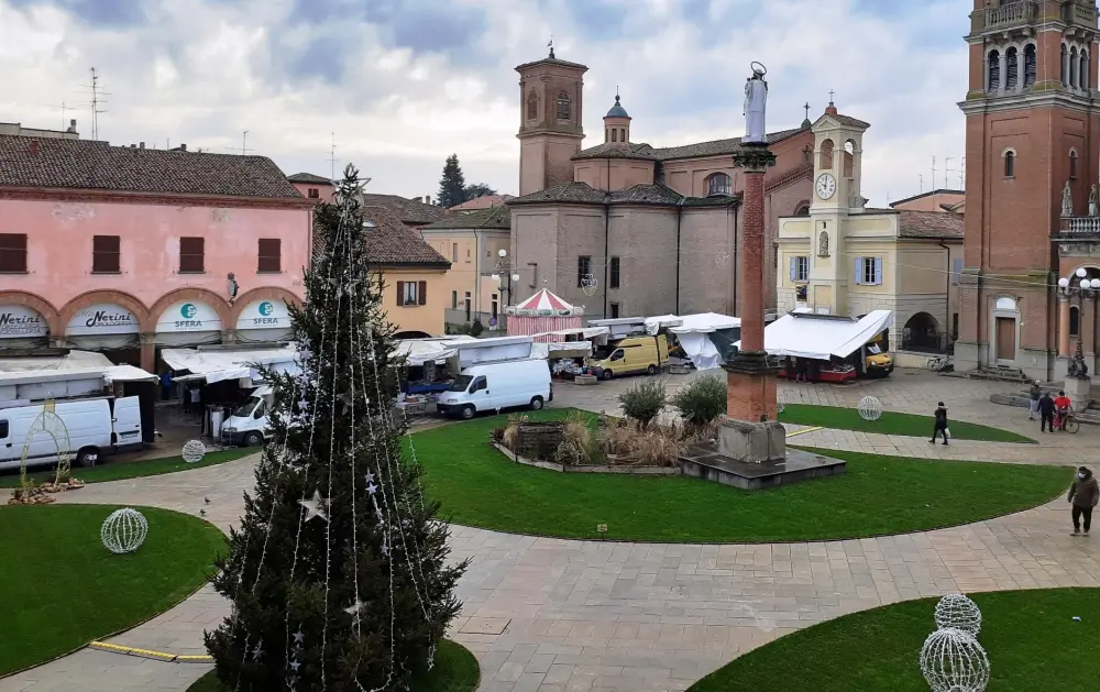 8 dicembre: tutto il giorno mercato straordinario e negozi aperti e alle 15 la Fiorita in piazza