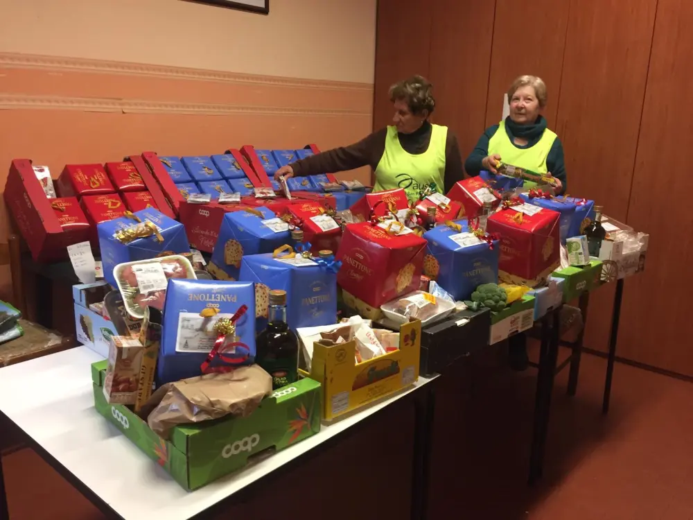 Auser consegna a famiglie in difficoltà i panettoni acquistati con 300 euro donati da Coop Alleanza