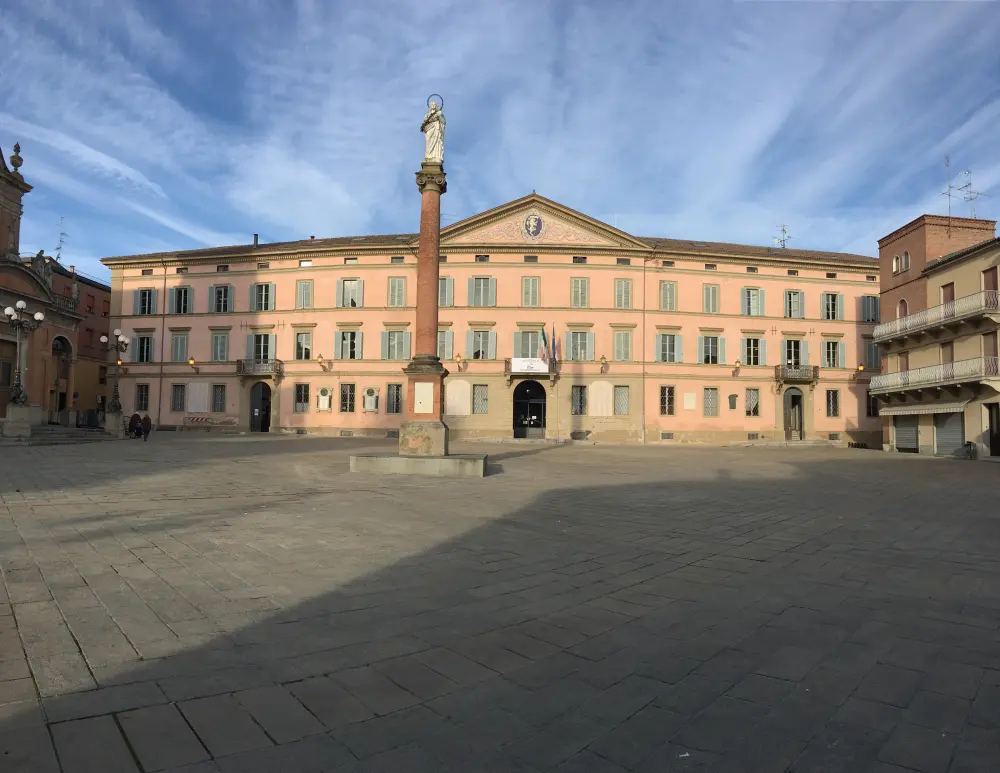 Uno striscione per dire “Stop alle bombe sui civili”