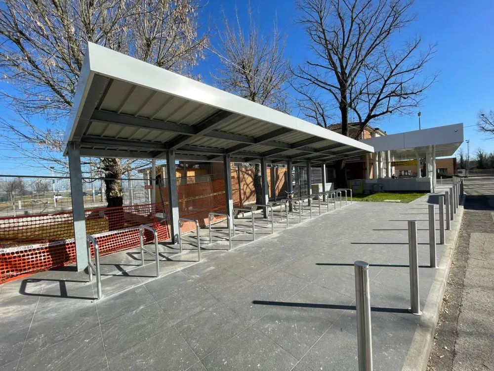 Stazione, montate le nuove postazioni per le biciclette