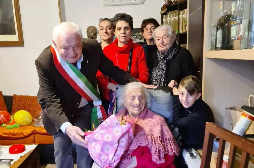 Gli auguri per i 100 anni di Teresa Ronchini