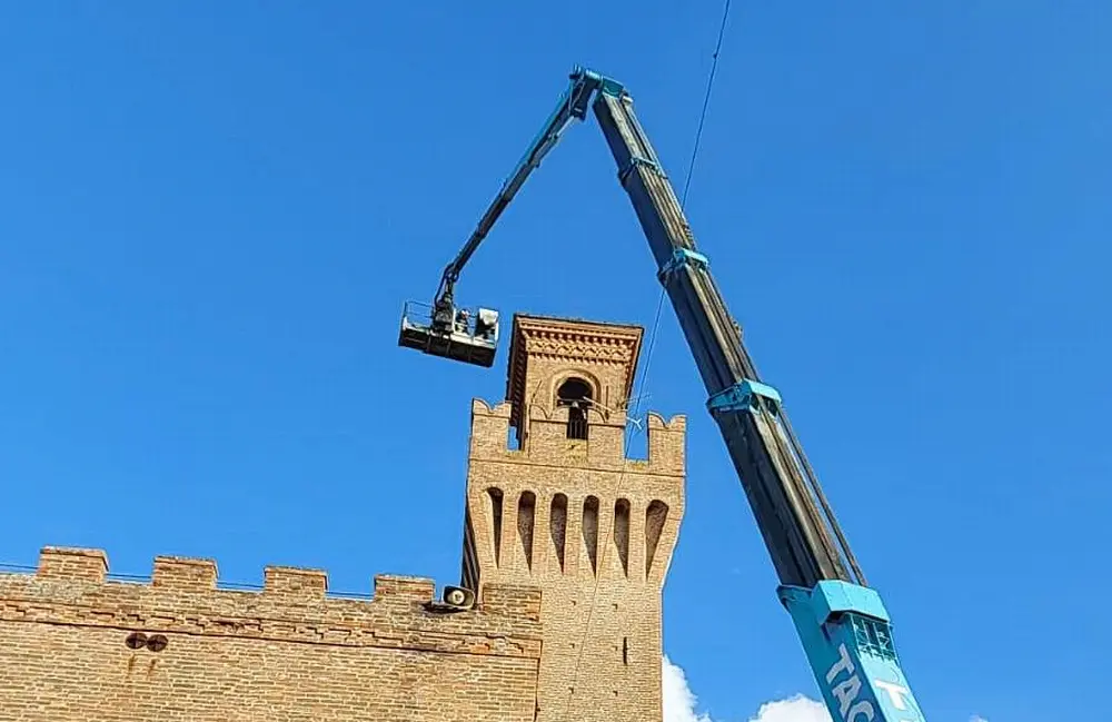 Lavori al Cassero: messa in sicurezza la torre dopo la caduta del leone sul terrazzo sottostante