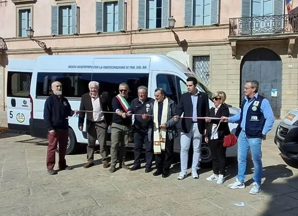 Il sindaco Fausto Tinti ha presentato alla città il nuovo automezzo di Tradisan