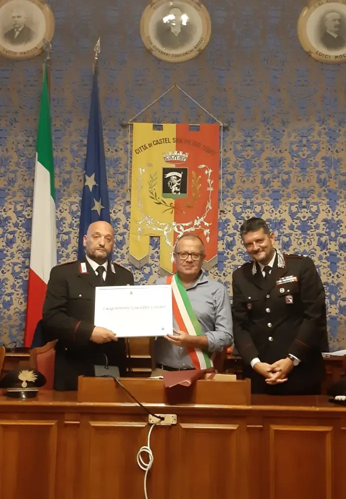 Il saluto del sindaco Fausto Tinti al Luogotenente Giuseppe Carcuro