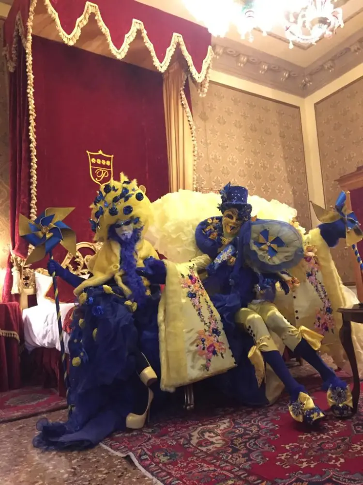 Domenica 19 in mostra a Osteria Grande gli abiti per il Carnevale di Venezia creati da Simone Fracca