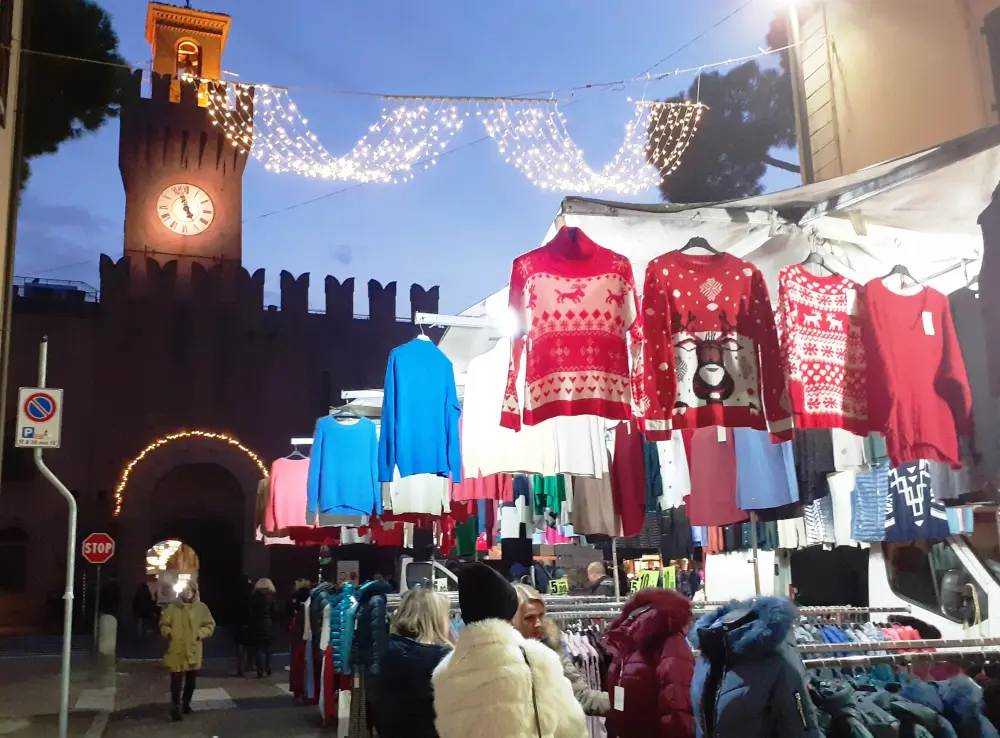 8 dicembre: tutto il giorno mercato straordinario e negozi aperti e alle 15,30 la Fiorita in piazza