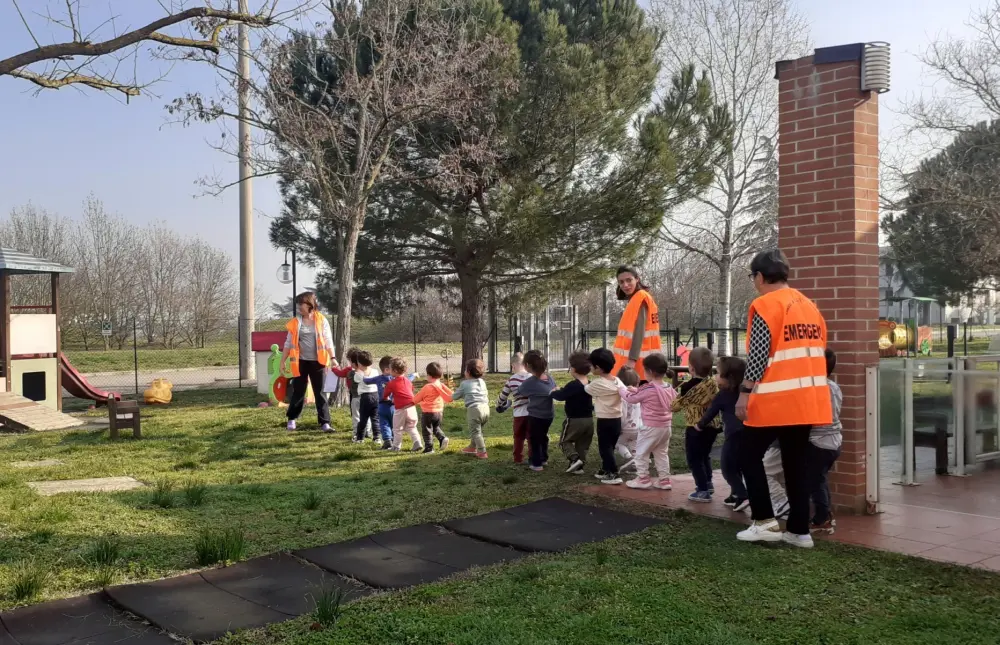 Tutti in giardino a fare il trenino: esercitazione antincendio per 90 bambini dei Nidi d