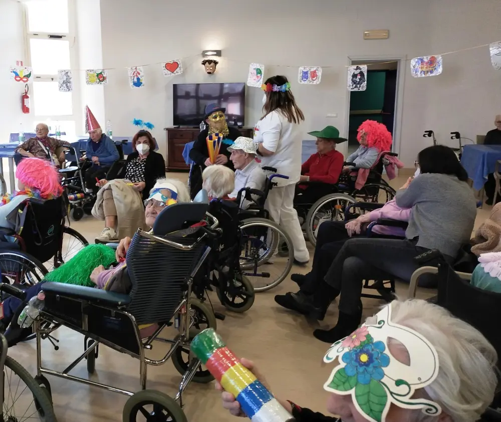 Più spassosa e coinvolgente che mai la festa di Carnevale per i nonni della Coccinella
