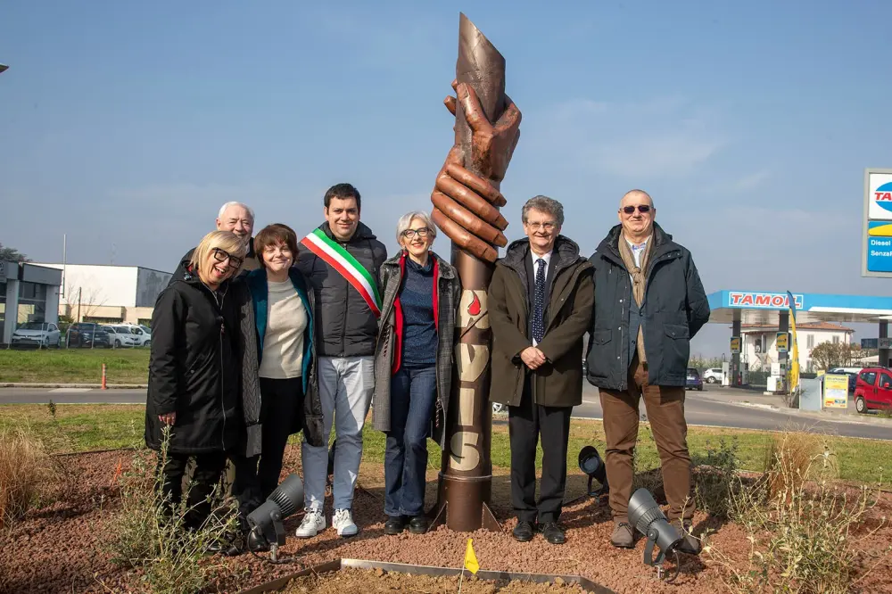 Inaugurata la scultura donata da Avis nella rotonda sulla via Emilia/Torricelli