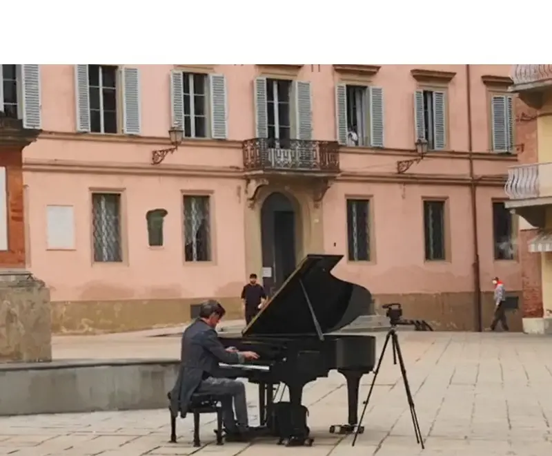 Il Mago Casanova al pianoforte in piazza XX Settembre