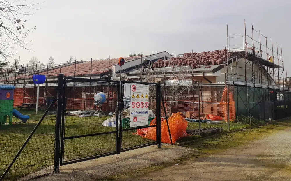 Scuole: in corso lavori di manutenzione sui tetti  di Girotondo, Rodari e Sassatelli