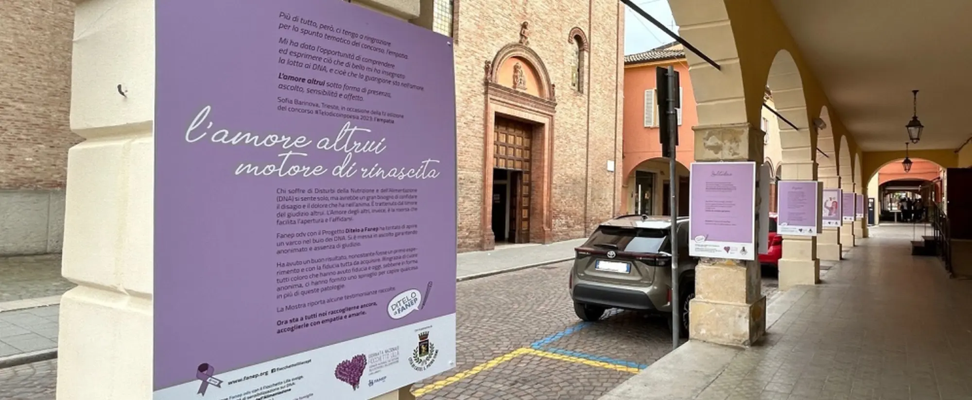 Fiocchetto Lilla 2024: allestita sotto i portici di via Matteotti la mostra “Ditelo a Fanep”