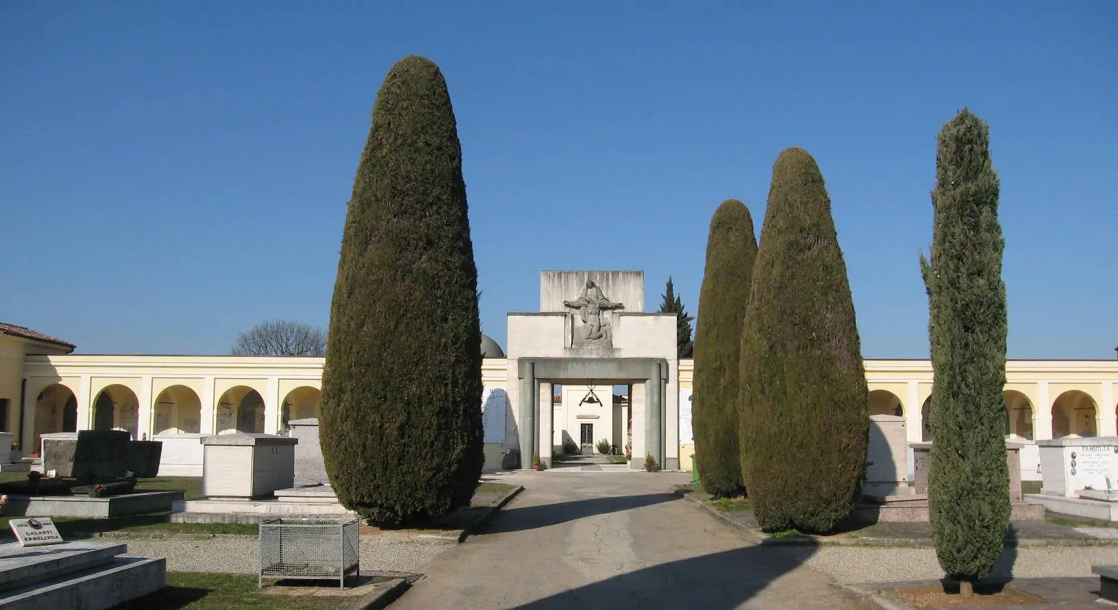 Sabato 2 novembre: chiusi Comune e Solaris. Orario invernale dei cimiteri