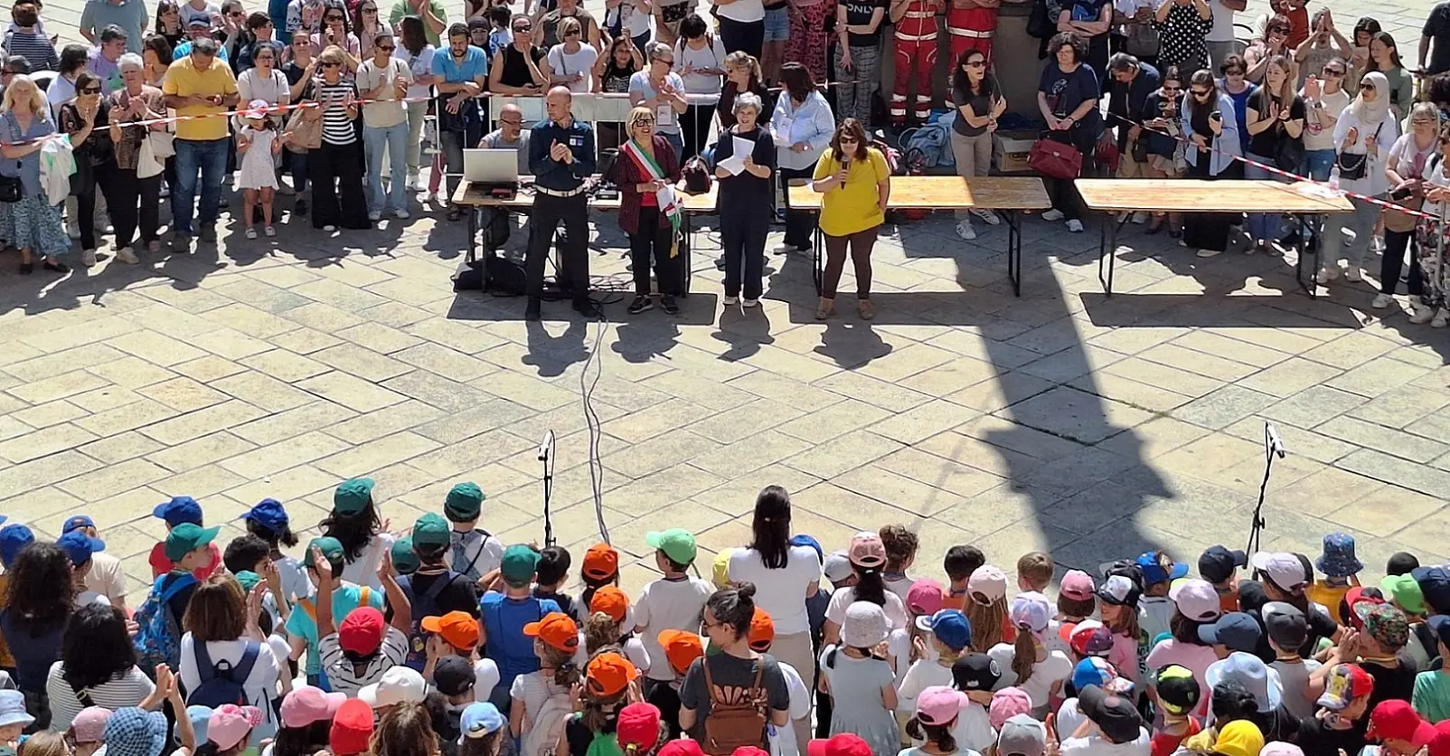 Giochi, canti e tanti sorrisi  alla Lezione di Pace delle scuole castellane