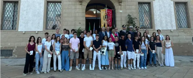 La sindaca Marchetti e il prefetto Ricci hanno consegnato la Costituzione ai diciottenni