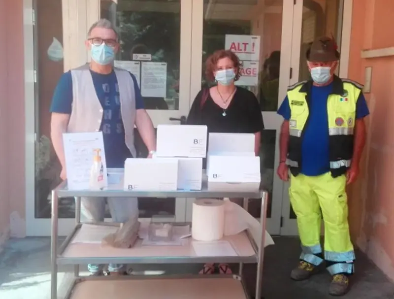 Alpini-Protezione Civile consegnano 300 mascherine BF alla Coccinella