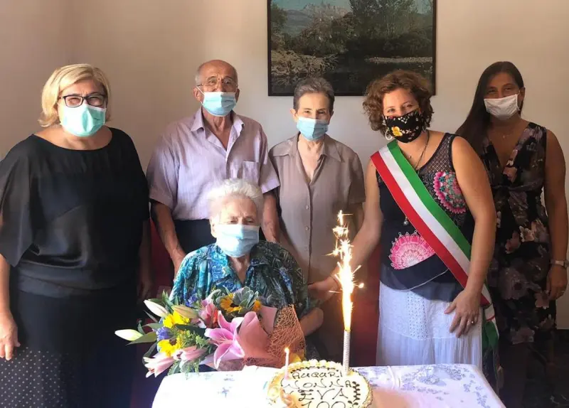 Tanti auguri per i 100 anni di Eva Boschi