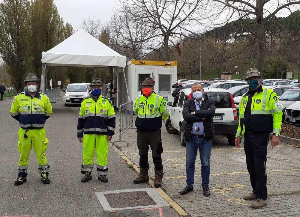 Recuperati grazie agli Alpini i container per il drive through dei tamponi Ausl