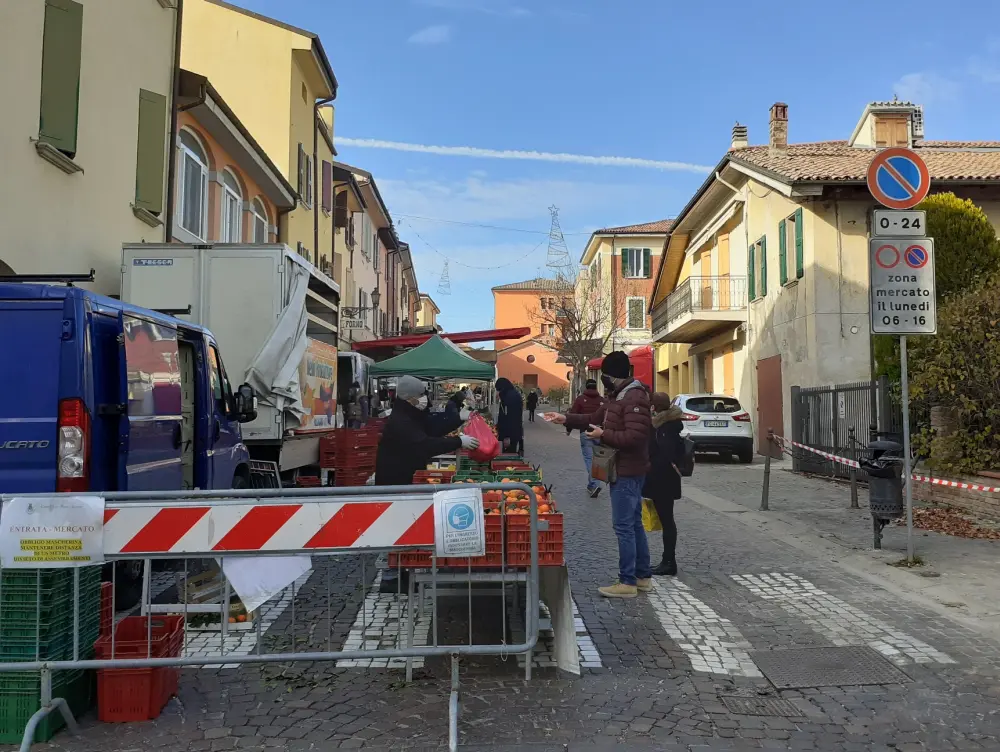 Si è tenuto in sicurezza il mercato solo alimentare di lunedi 23
