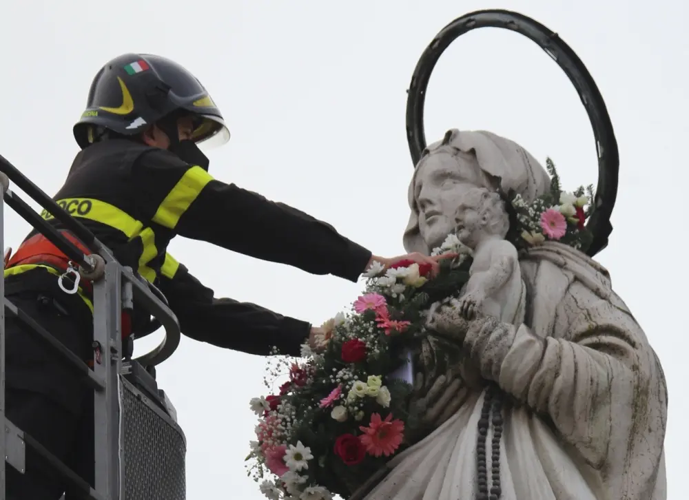 La Fiorita: omaggio alla statua della Madonna in piazza
