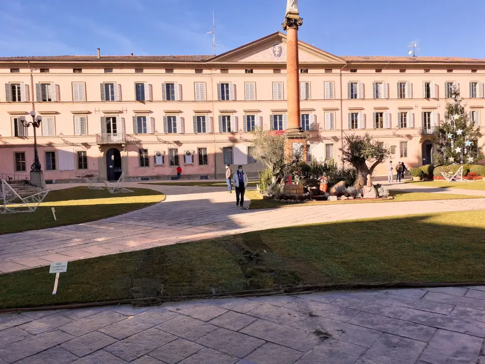 Di nuovo rovinato il prato in piazza: multati due autocarri di ambulanti