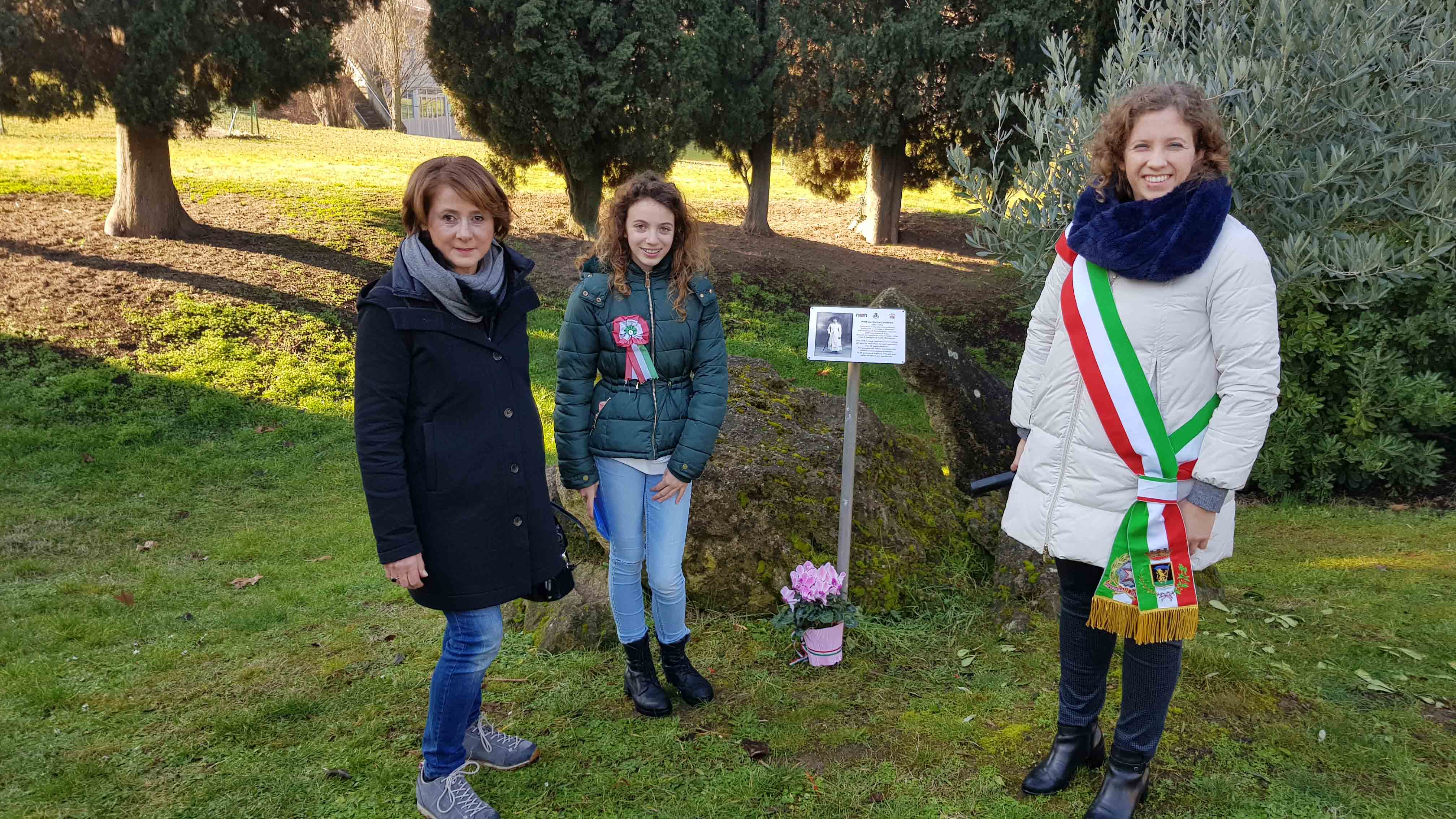 Momento della cerimonia del 2020. Da sinistra: La pronipote Enrica Calabresi e Michelle Lamieri in quanto sindaca dei ragazzi e l'assessora Giulia Naldi